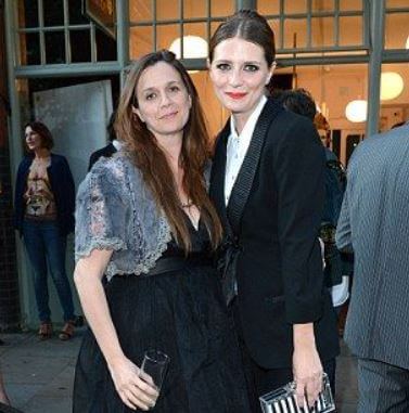 Zoe Barton with her sister Mischa Barton.